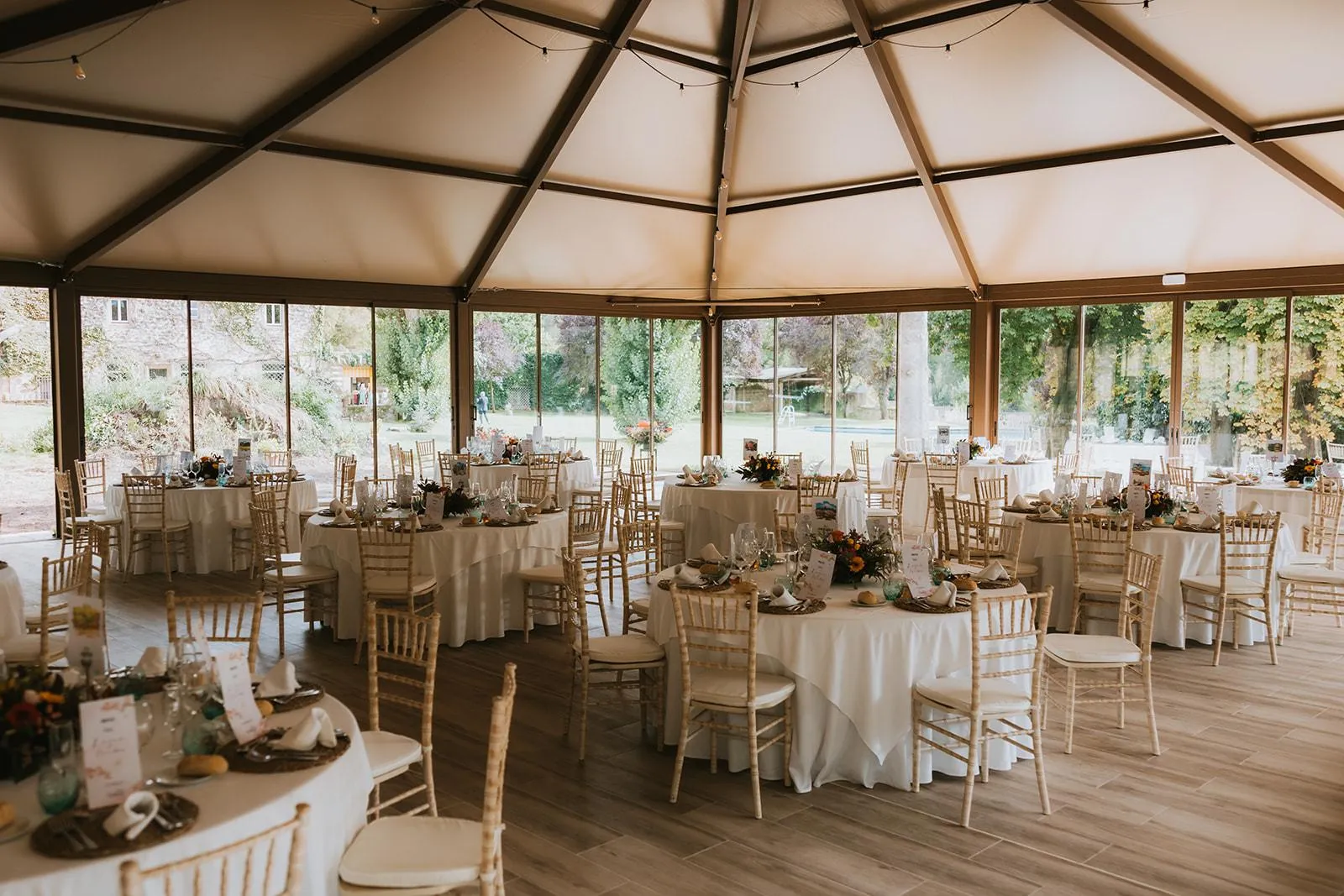 Carpa acristalada de 450 m² en los jardines